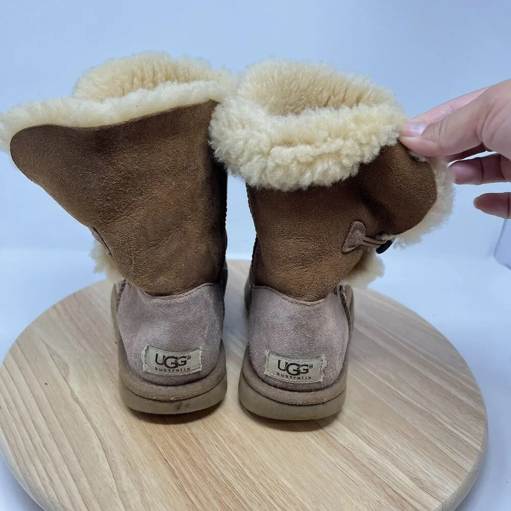 UGG Boots Classic Bailey Button Womens Sz 7 Brown Leather Sheepskin Winter 5803